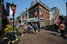 846846 Afbeelding van de vrijmarkt in de Willemstraat / hoek Bergstraat te Utrecht, tijdens de viering van Koninginnedag.